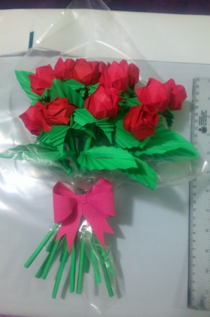 Arreglo que consta de 12 rosas envueltas en plástico y con un pequeño moño.